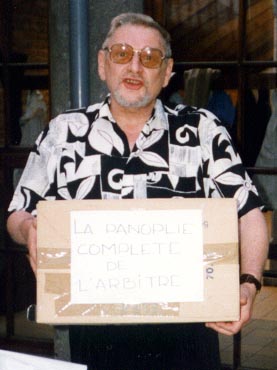 l'inventeur, tenant dans ses mains 'la panoplie complte de l'arbitre' 